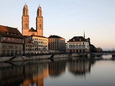 Die Altstadt von Zürich mit einer Escort erleben - Grande Dame Begleit Escort Schweiz