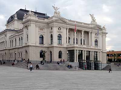 Das Opernhaus in Zürich - Grande Dame Begleit Escort Schweiz