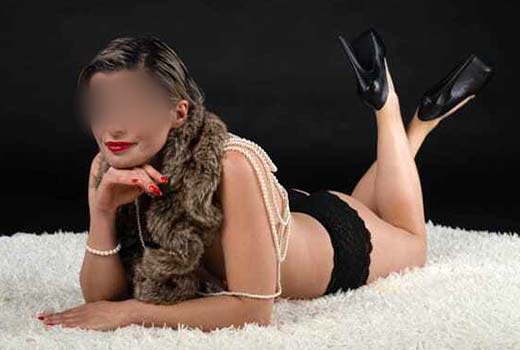 Diana ist eine zärtliche und verspielte Liebhaberin, die Dich gerne mit ihren magischen Händen mit einer schönen Massage verwöhnt...